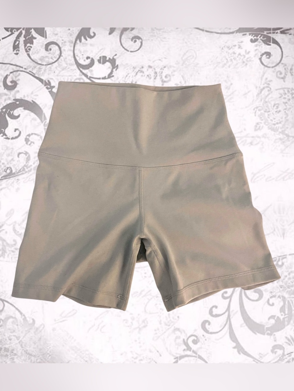 Yogalicious High-Rise Bike Shorts in Light Gray